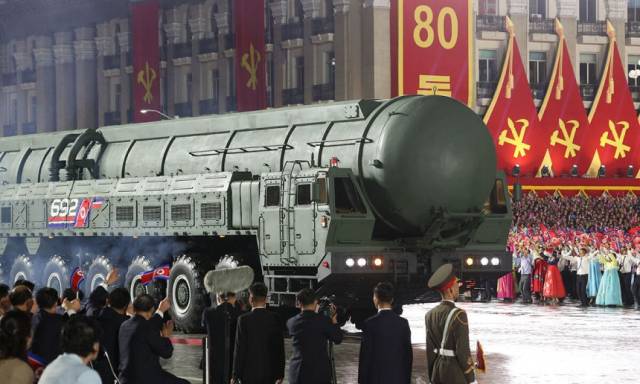 핵탄두 장착이 가능한 북한의 신형 대륙간탄도미사일(ICBM) 화성-20형이 지난 2025년 10월 10일 밤 평양 김일성 광장에서 열린 노동당 창건 80주년 열병식에 모습을 드러내고 있다. 연합뉴스