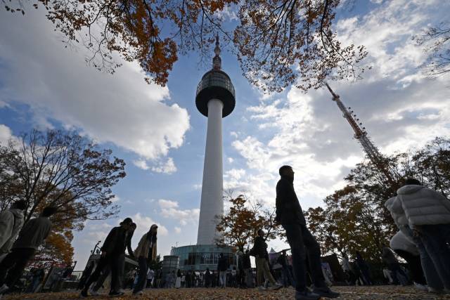 완연한 가을 날씨를 보인 9일 서울 중구 남산을 찾은 시민들이 낙엽을 밟으며 걷고 있다. 조태형 기자 2025.11.09