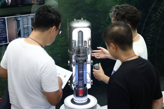 10월 서울 강남구 코엑스에서 열린 '스마트에너지플러스 2025'에서 관람객들이 소형모듈원전(SMR) 모형을 살펴보고 있다. 연합뉴스