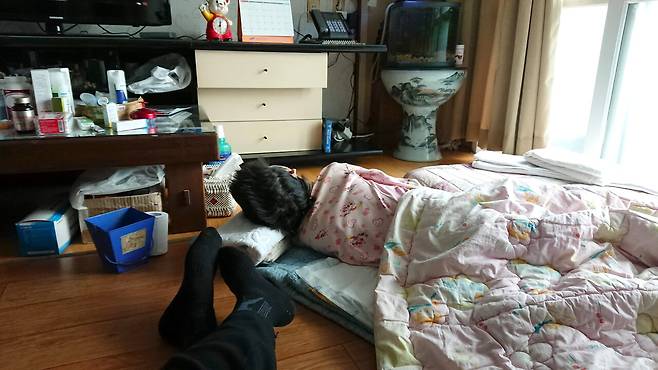 아버지는 일흔이 넘도록 토막잠을 자며 누나를 돌봤다. 누나는 항상 같은 자리에 누워 있었다.ⓒ하라아빠 제공