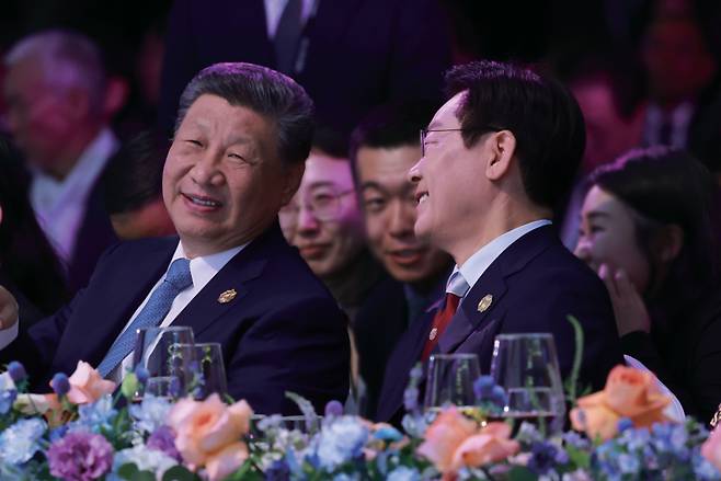 시진핑 중국 국가주석과 이재명 대통령이 10월31일 경북 경주시 라한셀렉트호텔에서 열린 2025 APEC 정상회의 환영 만찬에서 대화를 나누고 있다. ⓒ연합뉴스