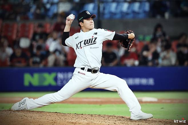 KT 손동현이 7일 라쿠텐 타오위안 야구장에서 열린 ‘2025 타오위안 아시아 프로야구 교류전’ 라쿠텐 골든이글스전에 구원등판해 역투하고 있다. 사진제공｜KT 위즈