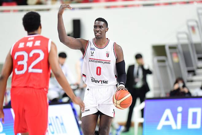 정관장 조니 오브라이언트(0번)는 9일 울산서 열린 현대모비스와 원정경기서 18점을 넣으며 팀의 단독 선두 등극에 힘을 보탰다. 사진제공｜KBL