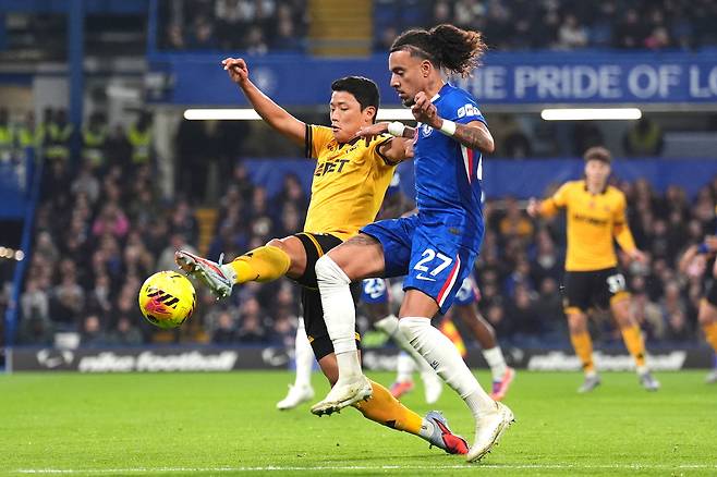 황희찬이 9일 첼시전에서 귀스토와 볼 경합을 하고 있다. AP연합뉴스