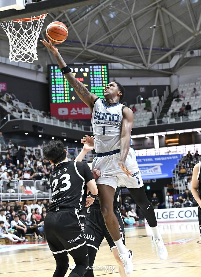 고양 소노의 네이던 나이트(오른쪽) | KBL 제공