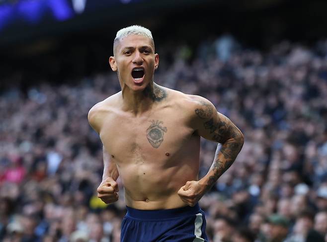 ]2025-2026시즌 프리미어리그 11라운드 토트넘 VS 맨체스터 유나이티드 맞대결에서 히샬리송이 득점 후 기뻐하고 있다. AP연합뉴스