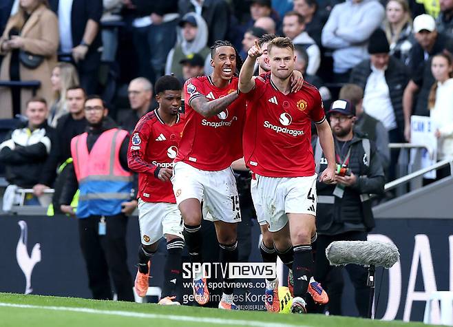 ▲ 토트넘과 맨유 모두 이길 수 있던 경기를 놓쳤다는 한숨이 절로 나올 결과다. 토트넘은 후반 추가시간 역전에 성공하고도 무승부에 그쳐야 했다. 맨유도 선제골을 넣고도 굳히는데 실패했기에 아쉬움이 크게 남는다.