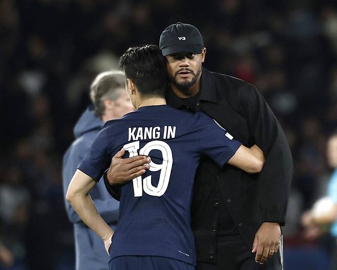 ▲ 파리 생제르맹에서 이강인의 입지는 더 이상 로테이션 자원 수준으로 설명되지 않는다. 통산 100경기 출전 고지를 앞둔 지금 이강인은 사실상 엔리케 감독 체제에서 가장 안정된 퍼포먼스를 제공하는 선수 중 한 명으로 자리 잡았다. ⓒ연합뉴스/REUTERS