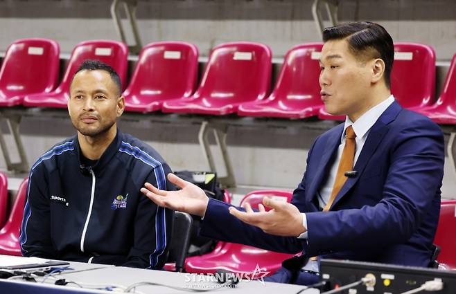 SBS '열혈농구단' 왼쪽부터 감독 서장훈, 코치 전태풍 /사진=김휘선 기자 hwijpg@