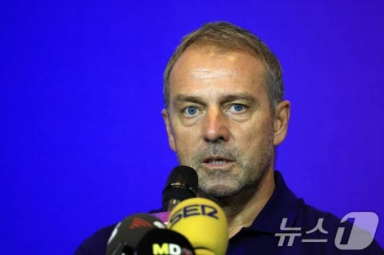 한지 플릭 감독이 지난 7월 30일 오후 2시 포시즌스호텔 서울 그랜드볼룸에서 열린 '2025 아시아 투어 에디션 바르셀로나' 기자회견에서 취재진의 질문에 답하고 있다. /사진=뉴스1