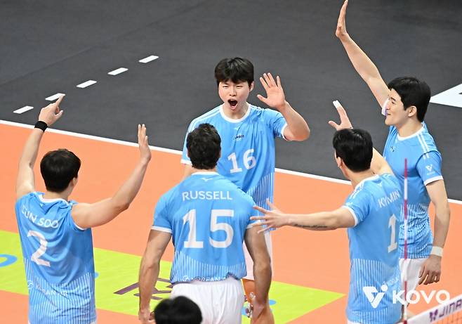 대한항공 선수들이 9일 부산강서실내체육관에서 열린 진에어 2025~2026 프로배구 V-리그 남자부 OK저축은행전에서 득점에 성공한 뒤 기뻐하고 있다. /사진=한국배구연맹(KOVO) 제공