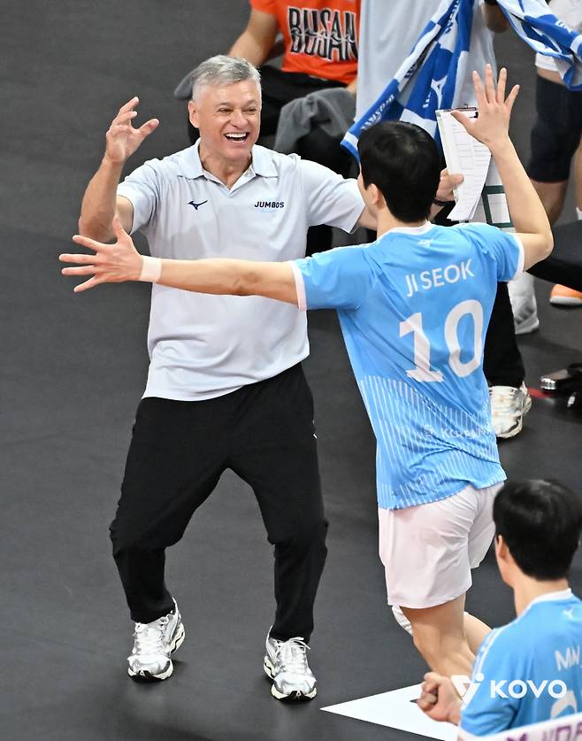 헤난 달 조토 대한항공 감독이 9일 부산 강서실내체육관에서 열린 진에어 2025~2026 프로배구 V-리그 남자부 원정경기 OK저축은행전에서 정지석의 득점 이후 기뻐하고 있다. /사진=한국배구연맹(KOVO) 제공