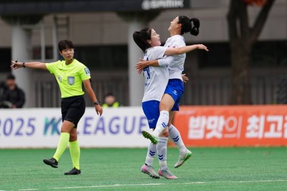 화천KSPO 선수들이 득점 후 기뻐하고 있다. /사진=한국여자축구연맹 제공