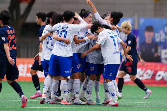 득점 후 기뻐하는 화천KSPO 선수들. /사진=한국여자축구연맹 제공