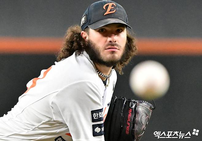 29일 오후 대전 한화생명 볼파크에서 열린 '2025 신한 SOL Bank KBO 한국시리즈' LG 트윈스와 한화 이글스의 3차전 경기, 1회초 한화 선발투수 폰세가 공을 힘차게 던지고 있다. 엑스포츠뉴스 DB