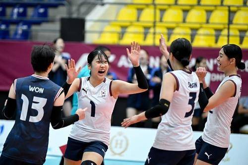 득점 후 기뻐하는 한국 U-16 여자배구 대표팀 선수들 [아시아배구연맹 페이스북 캡처. 재판매 및 DB 금지]