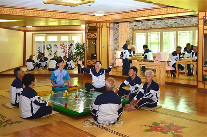 실내에서 놀이하는 북한 노인들 (평양 조선신보=연합뉴스) 재일본조선인총연합회 조선신보가 2023년 11월 30일 보도한 평양 화성지구 내 노인건강원의 노인들. 2025.11.8 
    [국내에서만 사용가능. 재배포 금지. For Use Only in the Republic of Korea. No Redistribution] 
    nkphoto@yna.co.kr