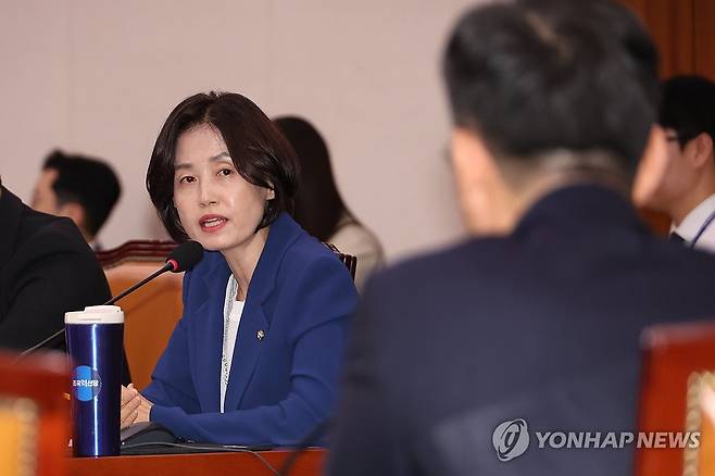 검찰개혁 방안 질의하는 박은정 의원 (서울=연합뉴스) 김주성 기자 = 조국혁신당 박은정 의원이 16일 국회 법제사법위원회에서 열린 정성호 법무부 장관 후보자에 대한 인사청문회에서 검찰개혁 방안과 관련해 질의하고 있다. 2025.7.16 utzza@yna.co.kr