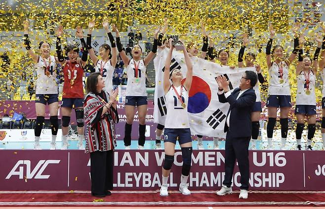 U-16 여자배구 아시아선수권 우승에 기뻐하는 선수들 [아시아배구연맹 페이스북 캡처. 재판매 및 DB 금지]