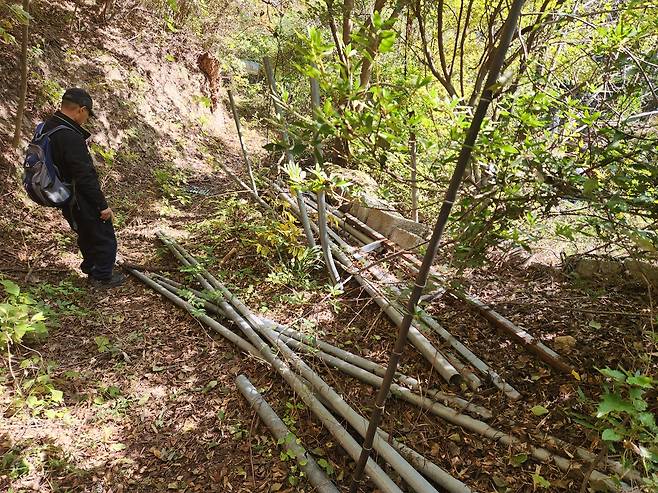 등산로에 쇠 파이프 [차근호 기자]