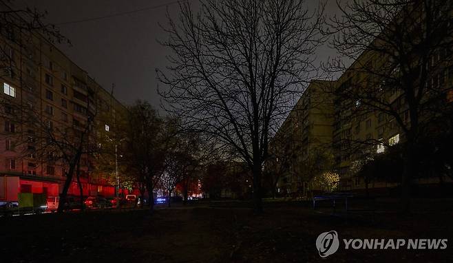 8일(현지시간) 러시아이 공습으로 정전이 발생한 우크라이나 북동부 하르키우 도심 [EPA=연합뉴스. 재판매 및  DB 금지]