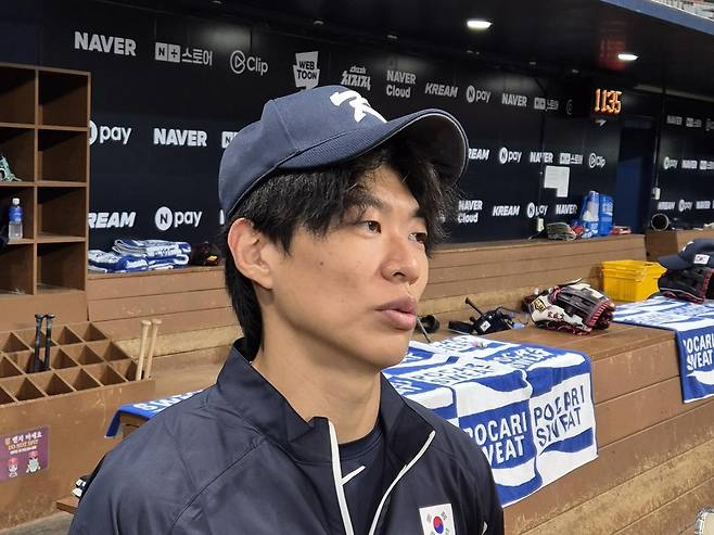 인터뷰하는 송성문  (서울=연합뉴스) 김경윤 기자 = 미국 진출을 노리는 키움 히어로즈의 내야수 송성문이 9일 서울 구로구 고척스카이돔에서 열리는 K-베이스볼 시리즈 체코와 평가전을 앞두고 취재진과 인터뷰하고 있다. 2025.11.9. cycle@yna.co.kr