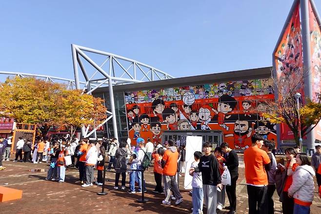 OK저축은행 부산 홈 개막전 입석 표 사려고 기다리는 팬들 [촬영 이동칠]