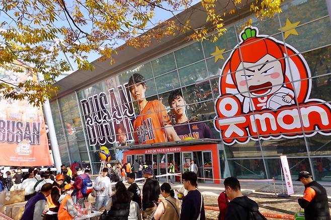 강서체육관 입장을 기다리는 관중들  [촬영 이동칠]