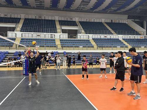 배구 교실에서 세터 토스를 교육하는 신영철 OK저축은행 감독(오른쪽) [OK저축은행 배구단 제공. 재판매 및 DB 금지]