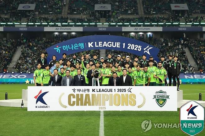 통산 10번째 우승 달성한 전북의 우승 대관식 (서울=연합뉴스) 8일 전주월드컵경기장에서 열린 하나은행 K리그1 2025 전북 현대와 대전하나시티즌의 경기가 끝난 뒤 전북 거스 포옛 감독과 선수들이 우승 대관식을 하고 있다.
    지난달 18일 전북은 수원 FC에 2-0으로 승리하며 K리그1 통산 10번째 우승을 확정했다. 2025.11.8 [한국프로축구연맹 제공. 재판매 및 DB 금지] photo@yna.co.kr