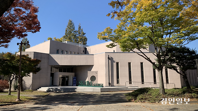 1990년 1월22일 전국노동조합협의회(전노협) 창립대회가 열렸던 수원 성균관대학교 자연캠퍼스. 외관은 리모델링을 거치며 붉은 벽돌 흔적이 사라졌지만, 내부 벽면에는 벽돌 마감이 남아 있다. 2025.11.1 /유혜연기자 pi@kyeongin.com