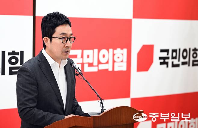 최병선 국민의힘 의원이 11월 오전 경기도의회 기자회견장에서 경기도 총무과의 부당 개입 의혹과 관련한 기자회견을 하고 있다. 임채운기자