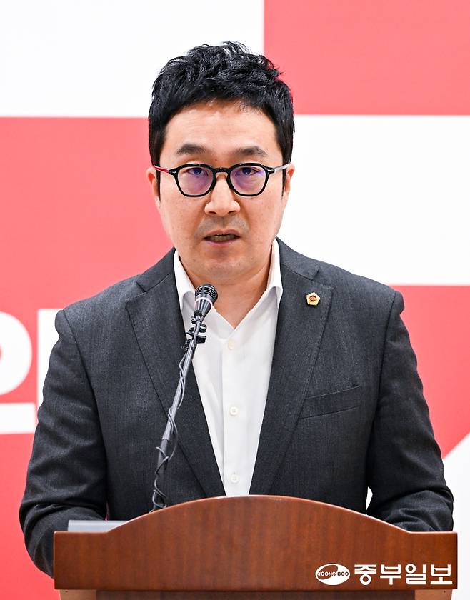 최병선 국민의힘 의원이 11월 오전 경기도의회 기자회견장에서 경기도 총무과의 부당 개입 의혹과 관련한 기자회견을 하고 있다. 임채운기자