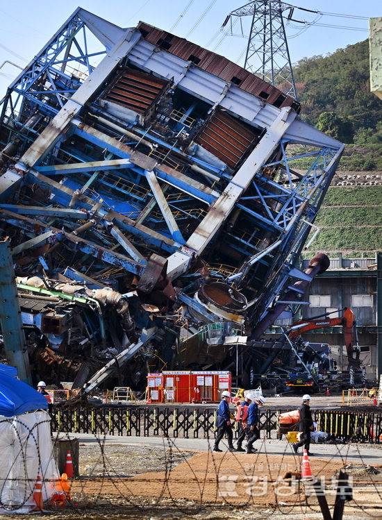 ▲ 울산화력발전소 보일러 타워 붕괴사고 현장의 수색·구조 작업이 추가 붕괴 우려로 인해 중단된 가운데 9일 사고수습 인력들이 현장을 벗어나고 있다. 김동수기자 dskim@ksilbo.co.kr