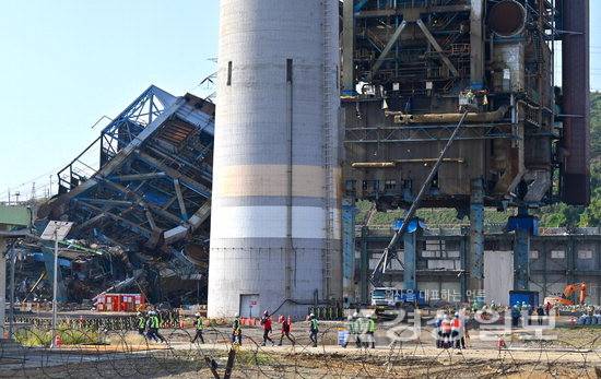 ▲ 9일 울산화력발전소 보일러 타워 붕괴 사고현장에서 추가붕괴가 우려되는 보일러 타워 4·6호기 발파 해체를 위해 고소작업차량이 투입되고 있다. 사진 왼쪽은 지난 6일 붕괴된 보일러 타워 5호기. 김동수기자 dskim@skilbo.co.kr