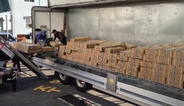 2026학년도 대학수학능력시험을 사흘 앞둔 10일 오후 수능 문제지와 답안지가 경남도교육청 창원시험지구 시험관리본부에 도착했다. 이들 문제지와 답안지는 철저한 경비 속에 시험 전날인 12일까지 별도 장소에 보관된다. 이후 수능 당일인 13일 아침에 경남도내 각 시험장으로 운반될 예정이다. 이번 수능은 오는 13일 전국 85개 시험지구 1310개 시험장에서 일제히 치러진다. 경남에서는 수험생 3만2955명이 수능에 응시할 예정이며, 일반시험장 105개 학교에서 1277개 시험실이 운영된다. 사진=경남도교육청