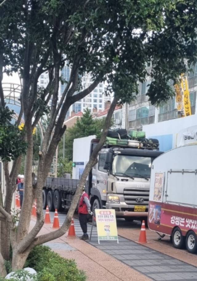 지난달 15일 공사 차량이 미포광장을 무단 이용하는 일이 발생했다. 해운대를 사랑하는 시민단체 제공