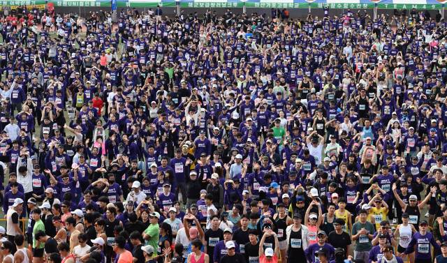 8일 창원시 진해공설운동장에서 열린 해군과 함께 하는 제18회 진해마라톤대회에서 참가자들이 출발에 앞서 몸풀기 체조를 하고 있다./김승권 기자/
