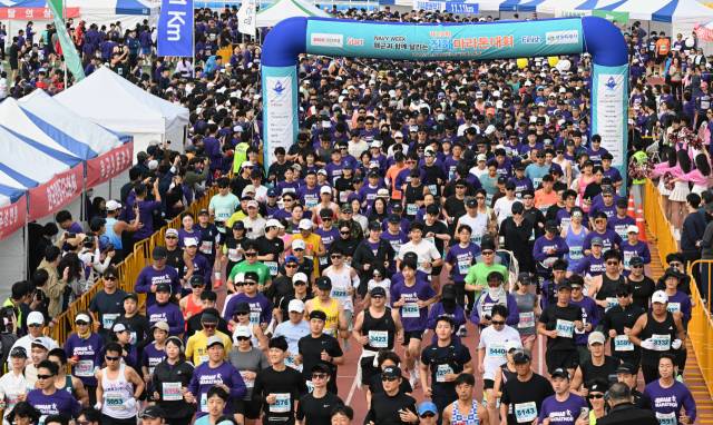 해군과 함께하는 제18회 진해마라톤대회 11.11㎞ 참가자들이 지난 8일 창원시 진해공설운동장에서 출발하고 있다./김승권 기자/