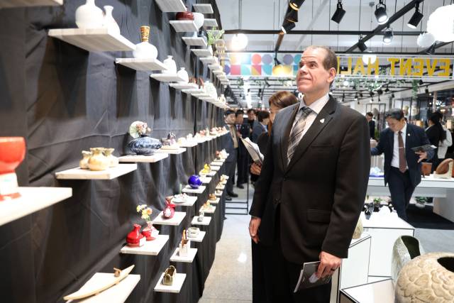 미국 콜로라도주 레이크우드시 대표단이 4일 ‘김해분청도자기축제’ 개막식에 참석해 도자기 작품을 감상하고 있다./김해시/