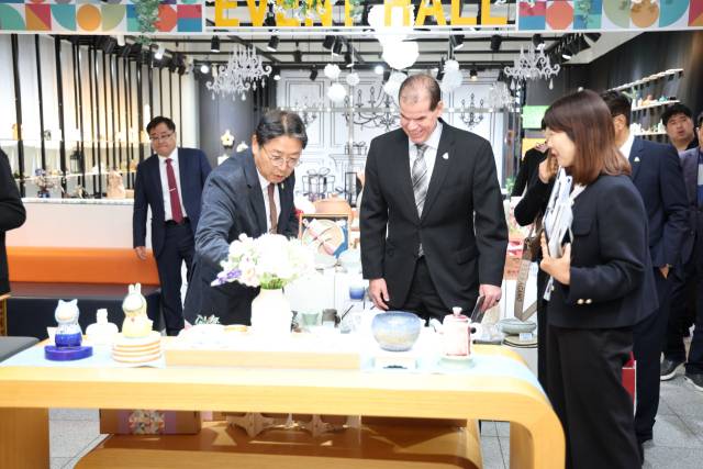 미국 콜로라도주 레이크우드시 대표단이 4일 ‘김해분청도자기축제’ 개막식에 참석해 도자기 작품을 감상하고 있다./김해시/