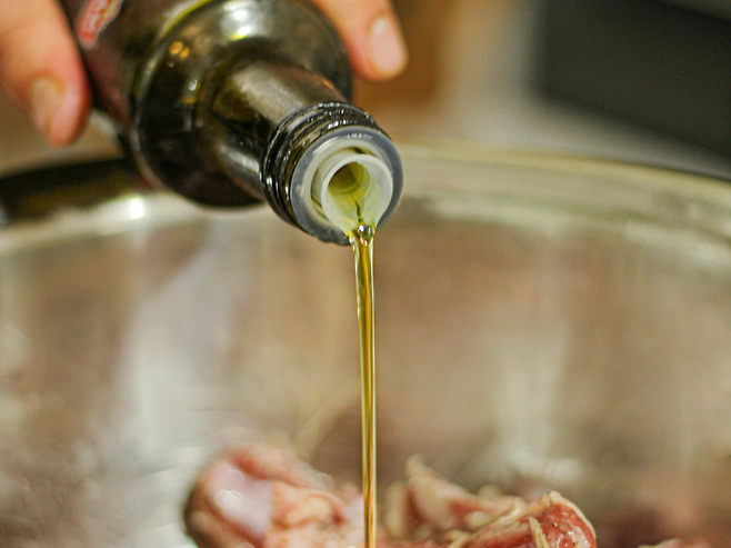 음식에 기름을 붓는 모습