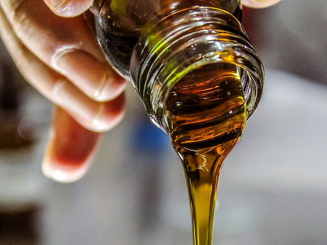 기름을 붓고있는 모습