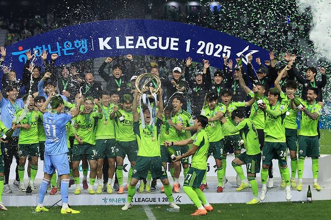 전북 현대 선수단이 8일 전주월드컵경기장에서 열린 하나은행 K리그1 2025 36라운드 대전하나시티즌전이 끝난 뒤 우승 세리머니를 하고 있다. 사진=뉴스1