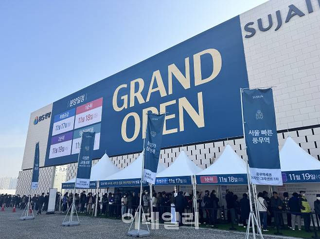 경기 김포시 사우동 소재 풍무역세권 수자인 그라센트 1차 아파트 견본주택이 개관하는 지난 7일 오전 방문객들이 개관 시간을 기다리고 있다. (사진=김형환 기자)