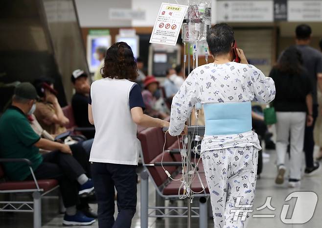 대구 중구 경북대병원에서 간병인이 환자와 함께 이동하고 있다. ⓒ News1 공정식 기자