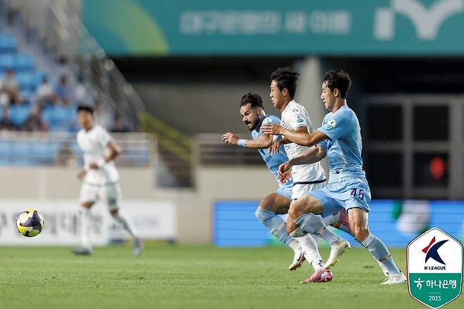 엇갈리는 분위기의 대구와 제주가 2주 뒤 맞붙는다. 그야말로 '단두대 매치'다. (한국프로축구연맹 제공)