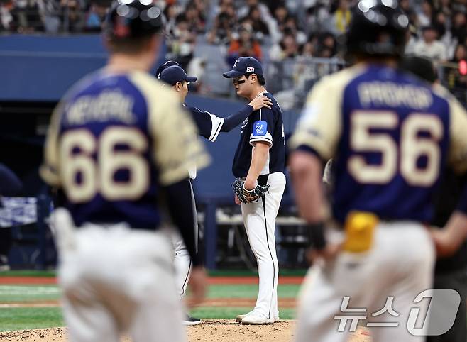 9일 오후 서울 구로구 고척스카이돔에서 열린 2026 WBC 대비 평가전 '2025 네이버 K-베이스볼 시리즈(K-BASEBALL SERIES)' 체코와의 2차전 경기. 5회말 체코의 공격 2사 1,2루 프로콥의 안타로 1실점을 허용한 김서현이 교체되고 있다. 2025.11.9/뉴스1 ⓒ News1 구윤성 기자