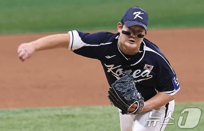 9일 오후 서울 구로구 고척스카이돔에서 열린 2026 WBC 대비 평가전 '2025 네이버 K-베이스볼 시리즈(K-BASEBALL SERIES)' 체코와의 2차전 경기. 5회말 마운드에 오른 김서현이 역투하고 있다. 2025.11.9/뉴스1 ⓒ News1 구윤성 기자