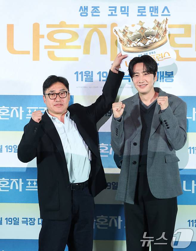 김성훈 감독과 배우 이광수(오른쪽)가 10일 서울 용산구 CGV용산아이파크몰에서 열린 영화 ‘나혼자 프린스’ 언론시사회에 참석해 포즈를 취하고 있다. '나혼자 프린스'는 매니저, 여권, 돈 한 푼 없이 낯선 이국땅에 혼자 남겨진 아시아 프린스 강준우(이광수 분)가 펼치는 생존 코믹 로맨스다. 2025.11.10/뉴스1 ⓒ News1 권현진 기자
